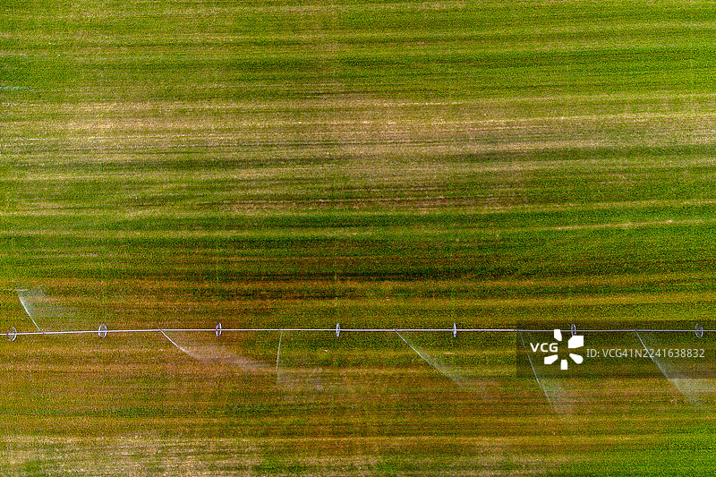 灌溉喷头正在给田地浇水图片素材