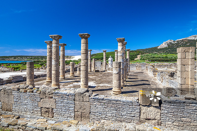 西班牙博洛尼亚（塔里法）的古代罗马遗址，在充满活力的蓝天下矗立着柱子图片素材