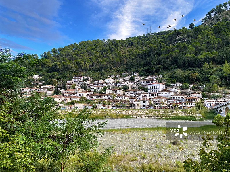 阿尔巴尼亚培拉特历史街区，奥斯曼时期的房屋依山而建，前景是河流图片素材