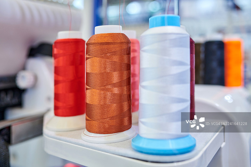纺织机械上的多色系列纱线组合图片素材