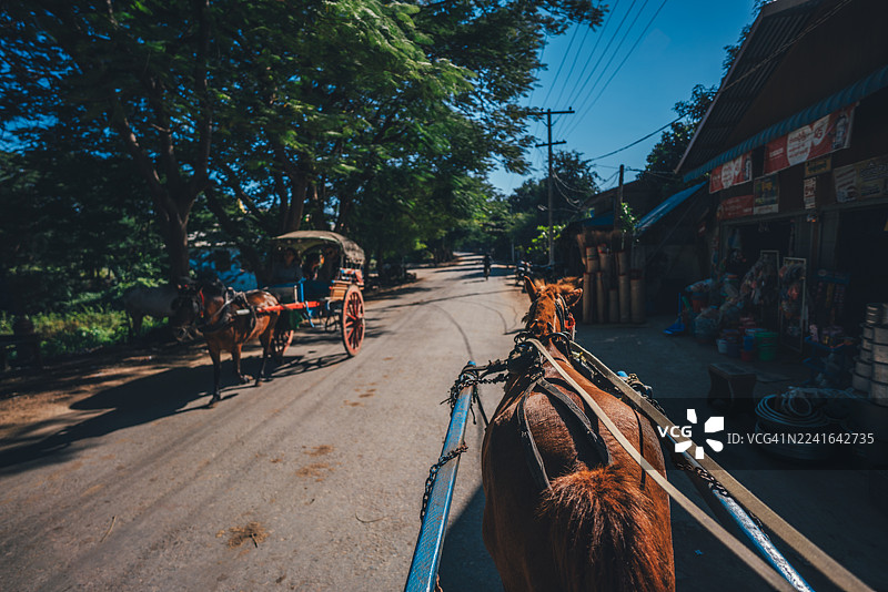 马车穿越缅甸曼德勒蒲甘传统街道之旅图片素材