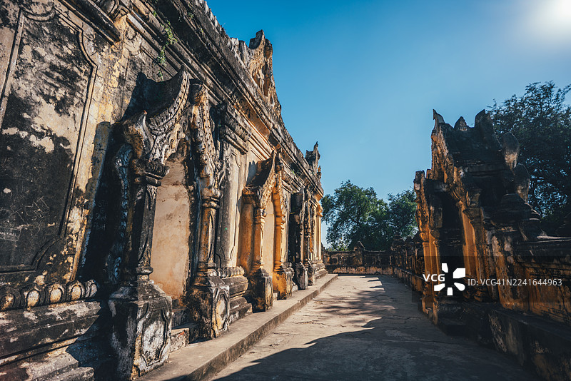 缅甸曼德勒省蒲甘兴隆帕寺古老寺庙走廊图片素材