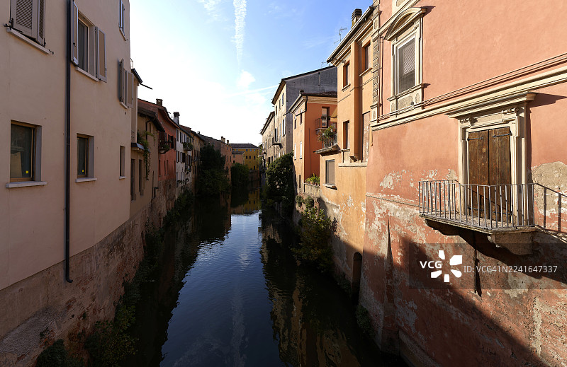 意大利曼托瓦市，晴朗天空下的欧洲城市，历史建筑间流淌的运河图片素材