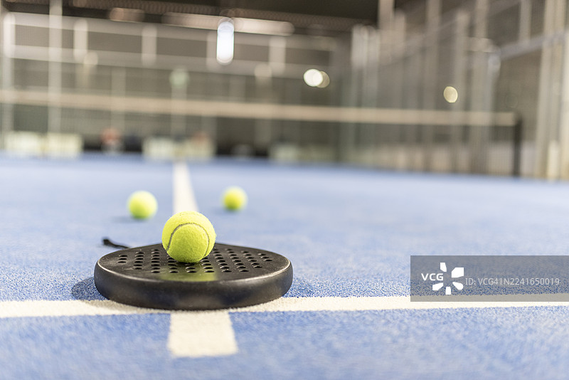 网球拍和球在球场上图片素材
