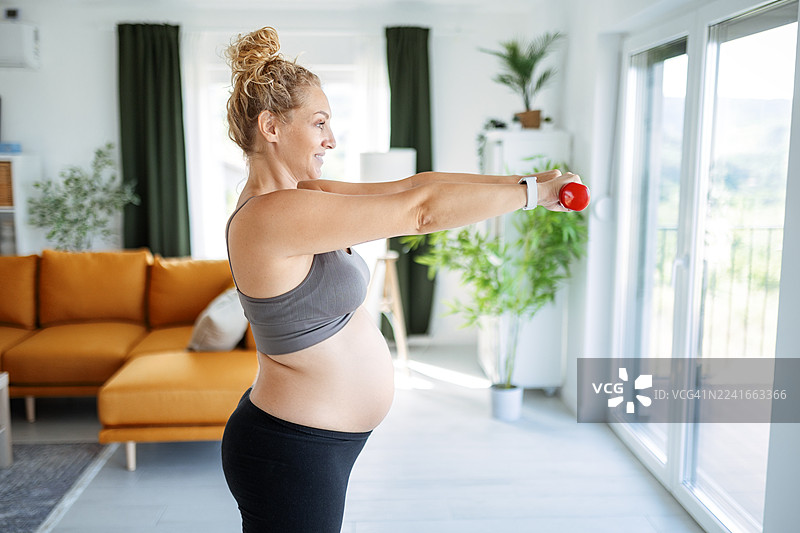 孕妇致力于健康的生活方式图片素材