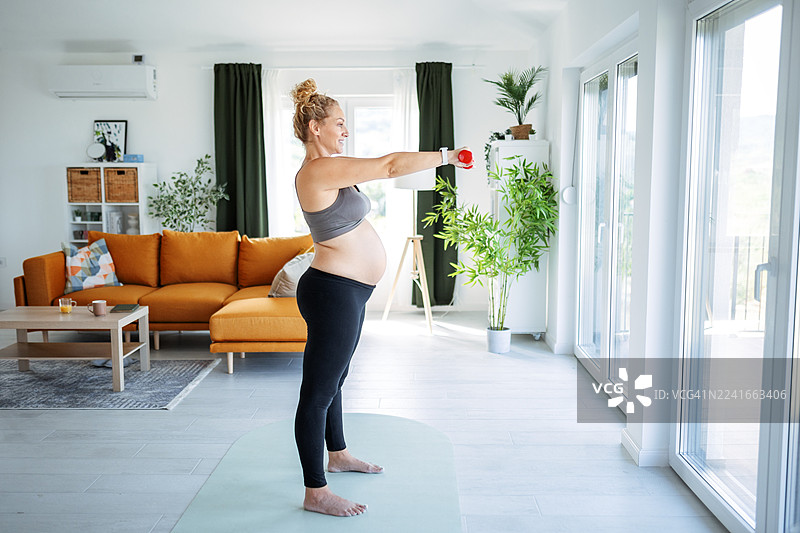 孕期哑铃力量训练图片素材