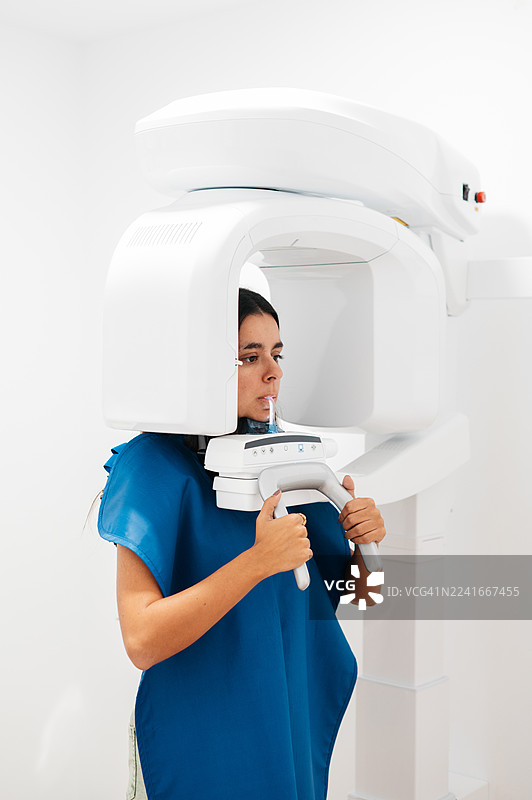 年轻女子正在进行全景牙科X光检查图片素材