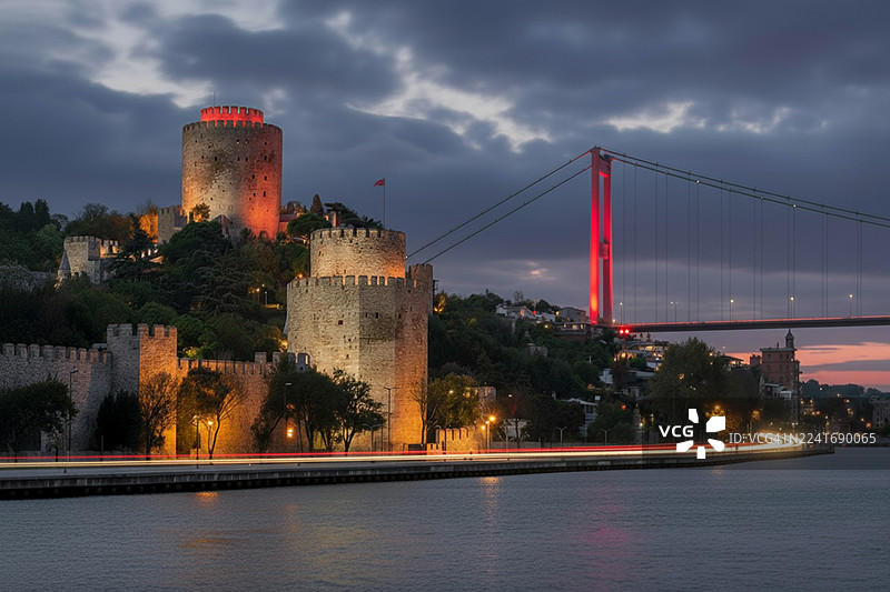 鲁梅利希萨尔和博斯普鲁斯大桥的暮光之美图片素材