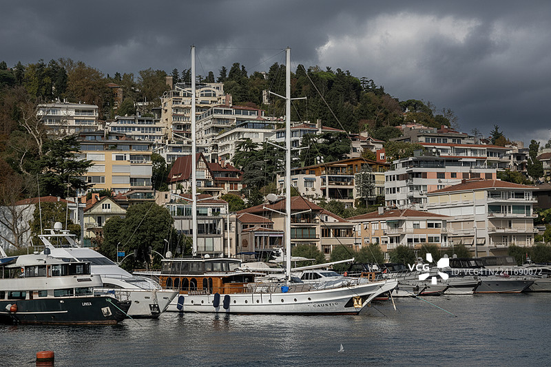 库鲁切什梅山下的滨海风情图片素材