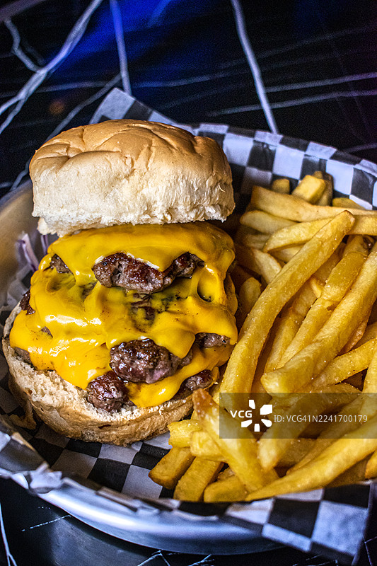 三层切达芝士汉堡配薯条。快餐。美食。图片素材