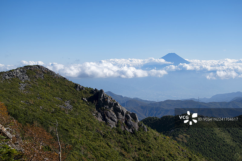 富士山在岩石峰顶之上图片素材