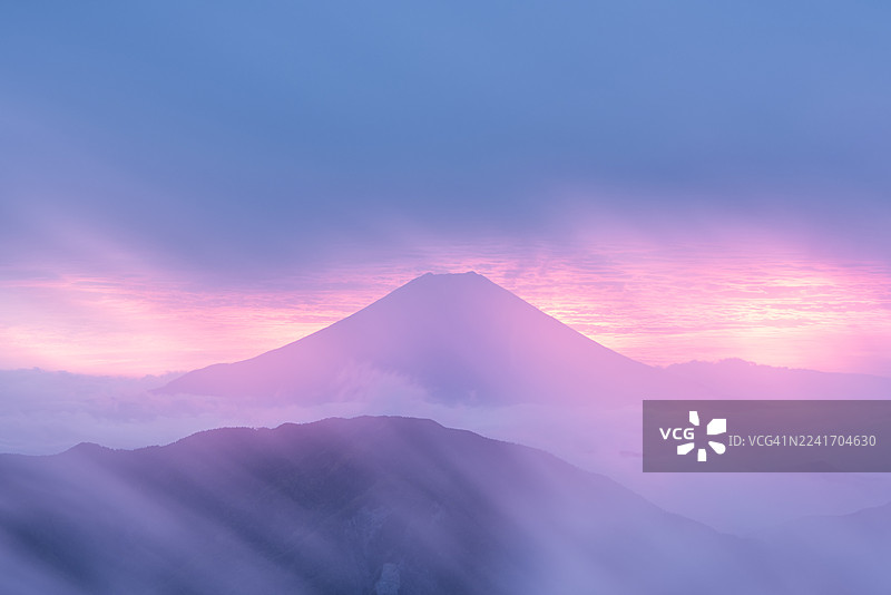 晨雾中若隐若现的富士山图片素材
