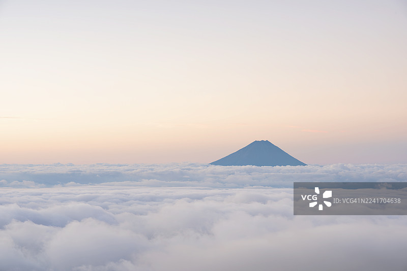 清晨云海上的富士山图片素材