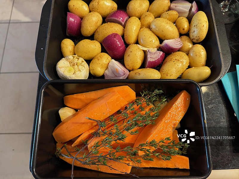 锅中准备好土豆、洋葱、胡萝卜和百里香，即将烘烤图片素材