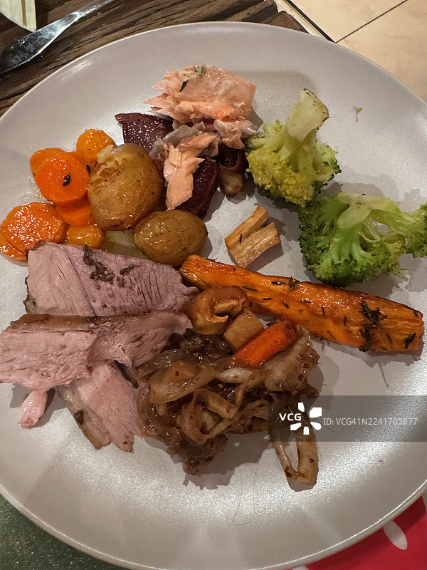 烤羊肉、三文鱼和蔬菜的餐盘图片素材