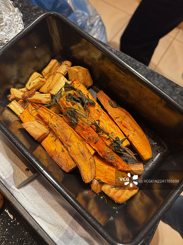 烤箱烤制欧芹配百里香图片素材