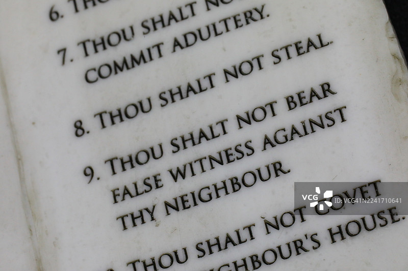 显示十诫的古老圣经书页图片素材
