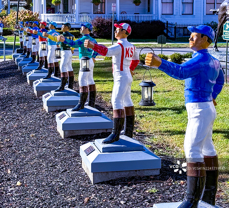 赛马名人堂暨国家赛马博物馆外的骑师雕像，萨拉托加斯普林斯图片素材