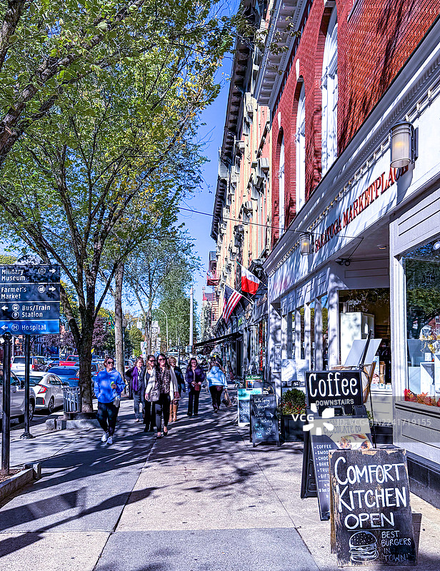 萨拉托加泉百老汇大道上的人们图片素材