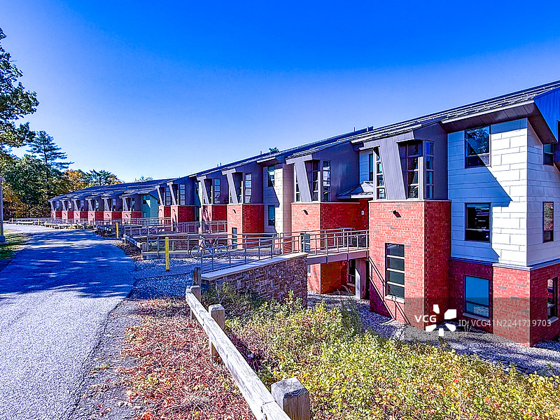萨拉托加泉斯基德莫尔学院的苏斯曼村林地综合公寓图片素材