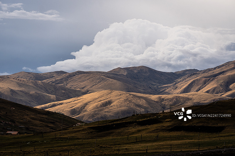 秘鲁帕查坎塔村奥桑加特附近的丘陵图片素材