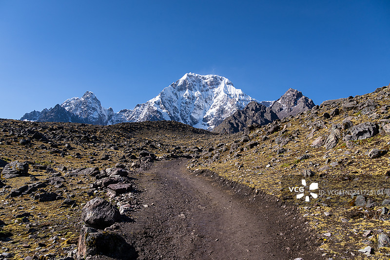 秘鲁奥桑加特山的泥泞徒步之旅图片素材