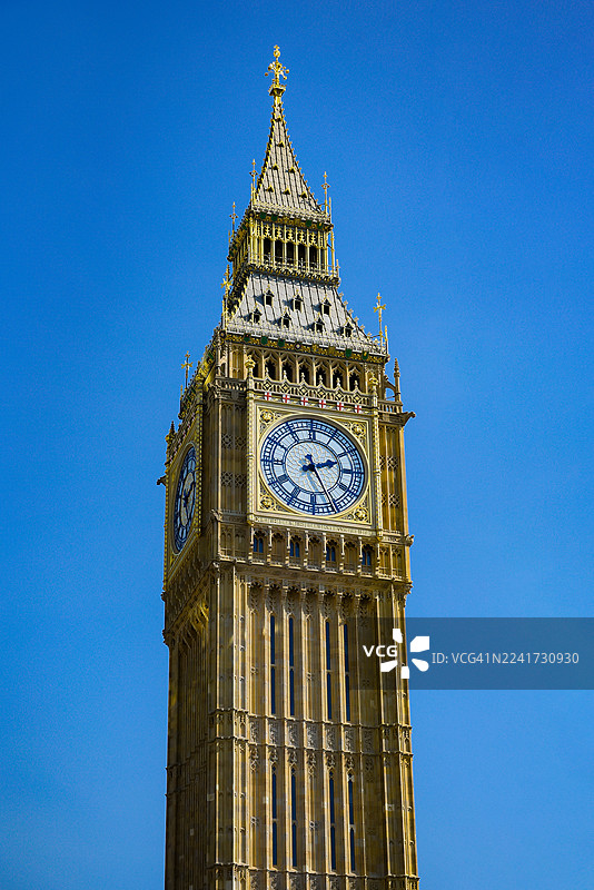 宏伟的大本钟塔楼映衬着蓝天。图片素材