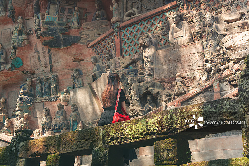 旅行者参观重庆大足石刻古迹图片素材