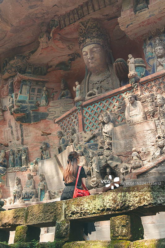 重庆大足石刻遗址的游客图片素材