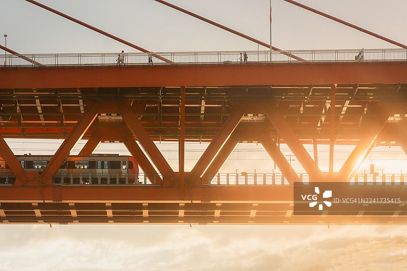中国重庆，千厮门大桥背景下的摩天大楼图片素材