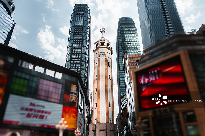 解放碑步行街是重庆一个游客必去的景点。图片素材