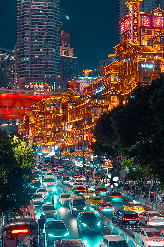 洪崖洞，重庆的吊脚楼夜景图片素材