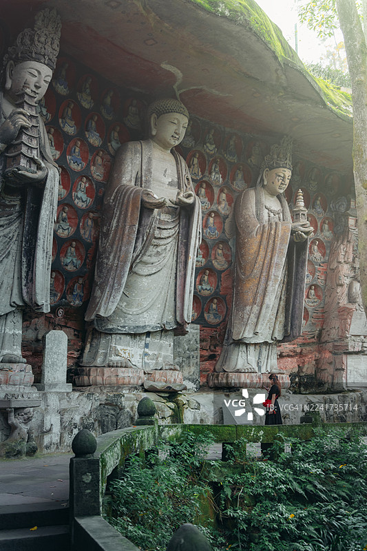 中国重庆酉阳的酉阳石刻吸引着游客的目光。图片素材