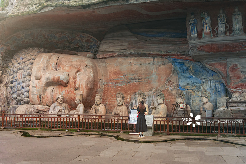 中国重庆酉阳土家族苗族自治县的酉州石刻吸引着游客的目光。图片素材