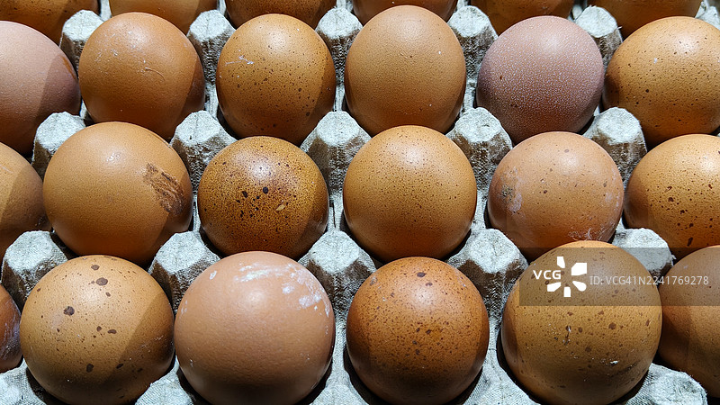 新鲜鸡蛋堆叠在蛋托里图片素材