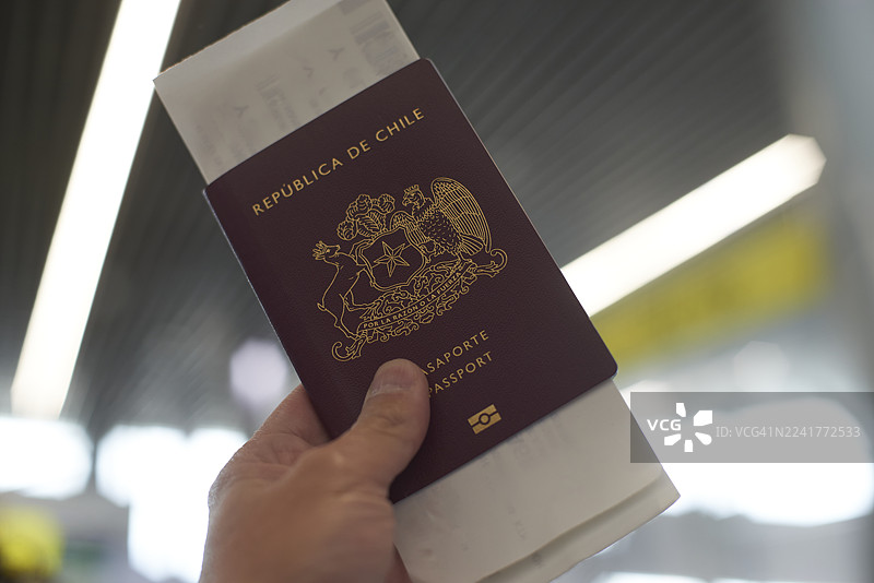 机场里手持智利护照和登机牌图片素材