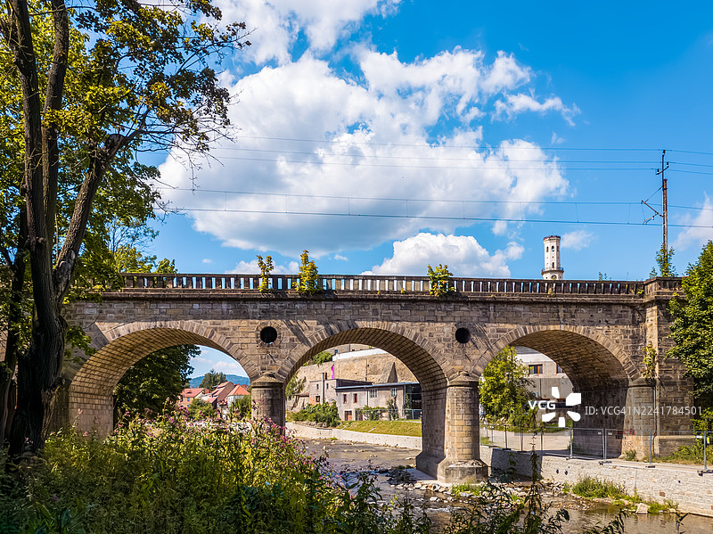 河上拱形石制铁路桥图片素材