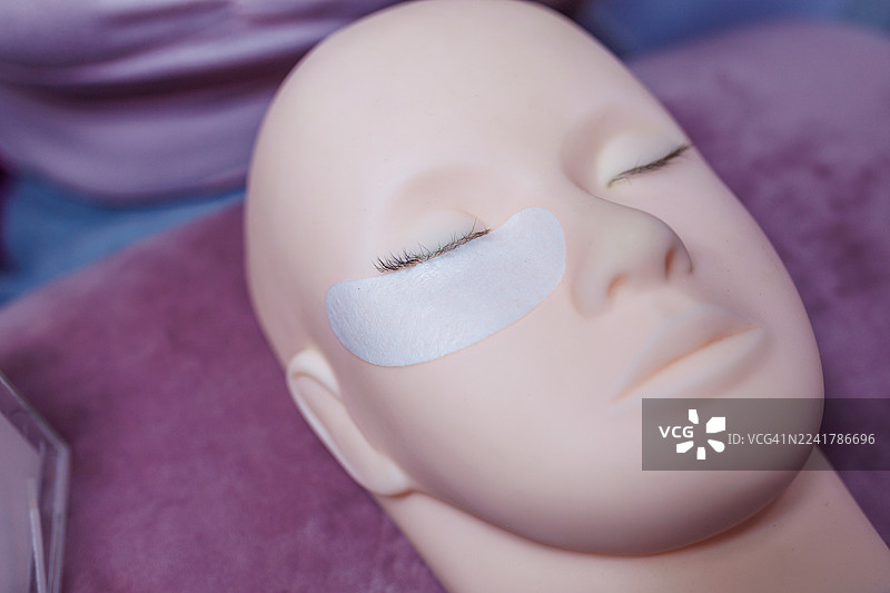 假人头特写，在嫁接睫毛培训课程中敷有眼下贴片图片素材