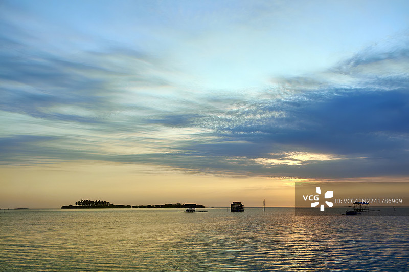 柔和温暖的光线沐浴下的宁静海滨景色图片素材