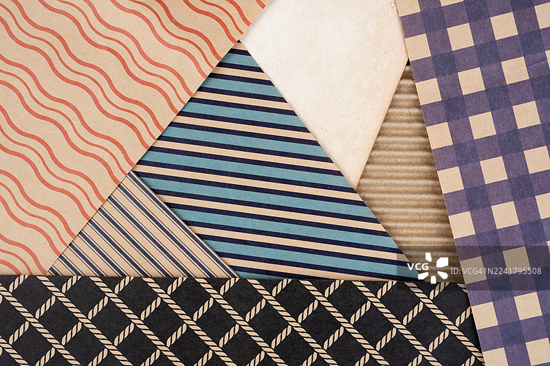 彩色的棕色纸张，带有许多条纹，作为抽象背景。图片素材