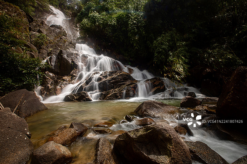 泰国尖竹汶府拷艾奇库国家公园的克拉廷瀑布，位于葱郁的热带雨林中。图片素材