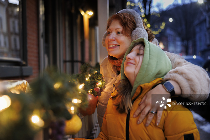 在历史悠久的波科诺小镇，父母与孩子一同欣赏节日装饰，增进亲子感情。在宾夕法尼亚州吉姆·索普（Jim Thorpe）灯火辉煌的街道上悠闲漫步，感受节日的夜晚。图片素材