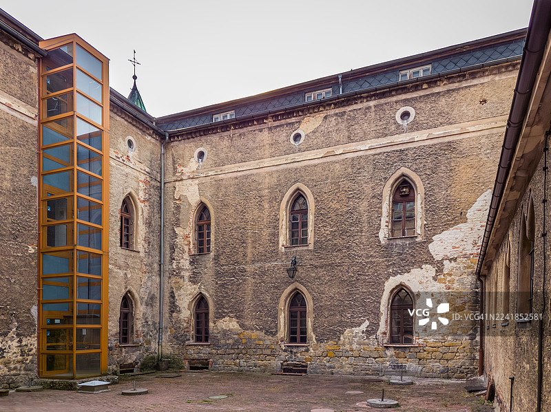 带有现代玻璃电梯的城堡庭院图片素材