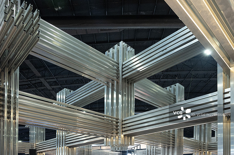 一个大型金属结构，带有许多细长的金属杆图片素材