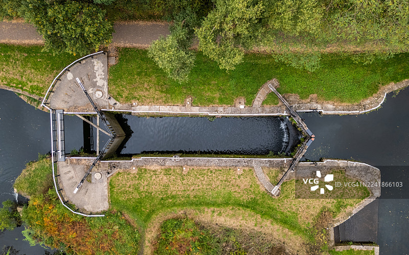 俯瞰维冈一座船闸的景象图片素材