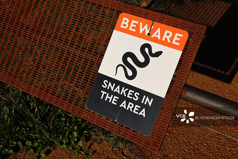 警示牌：区域内有蛇，请注意图片素材