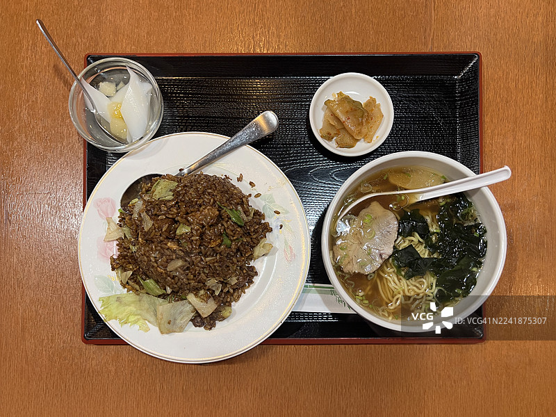 中华套餐：红烧肉炒饭与中华拉面图片素材