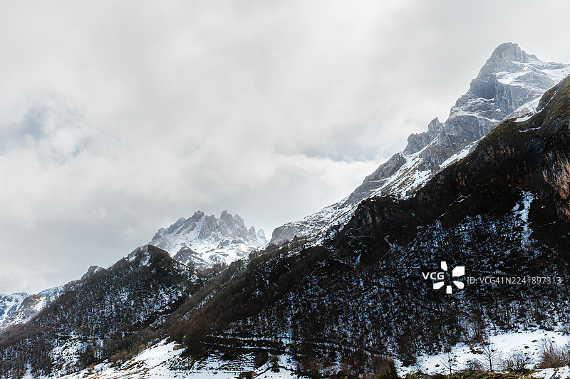 索莫涅多自然公园，阿斯图里亚斯，白雪皑皑的山峰图片素材