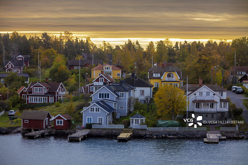 秋季的科普曼霍尔姆航拍图，斯德哥尔摩北部群岛，日出时海岸线上的房屋图片素材