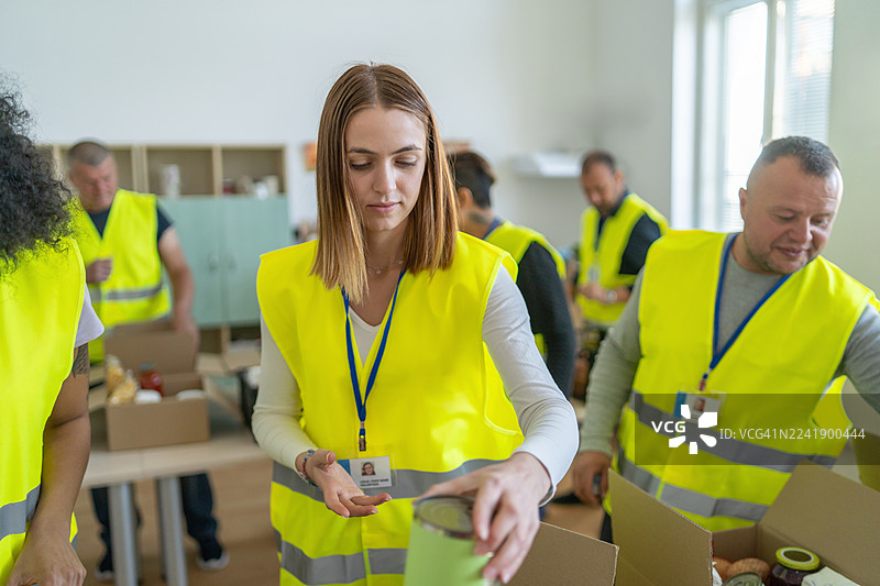 志愿者们为有需要的人们准备食物捐赠图片素材